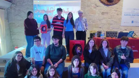 Alumnos del IES Lagoa de Antela con Paula Mayor.