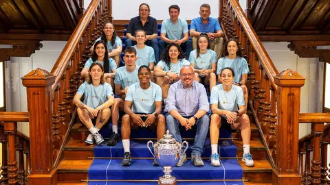 C&eacute;sar Fern&aacute;ndez Gil (Vicepresidente da Deputaci&oacute;n Ourense) rec&iacute;be &oacute; Estrela Futsal Cortegada polo seu ascenso a primeira divisi&oacute;n do futbol-sala feminino, representado polo seu presidente, Pepe Bali&ntilde;as, o seu director deportivo, Jose &Aacute;ngel Vali&ntilde;as "Tafa", polo tenente alcalde de Cortegada, Victor Gonz&aacute;lez V&aacute;zquez e polo asesor de deports da Deputaci&oacute;n Ourense, Diego Enrique &Aacute;lvarez Fern&aacute;ndez.