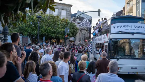 El autob&uacute;s con jugadores del Antela, en el centro de la villa de Xinzo. | FOTO: Marcos Argibay.
