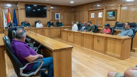 Agricultores, Guardia Civil y Polic&iacute;a Local, reunidos en el Concello de Xinzo para coordinar la respuesta a los robos.