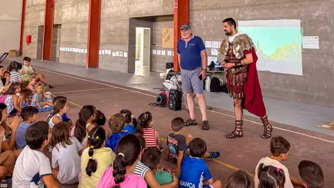 Marcos Argibay, presidente de Civitas Limicorum, durante a charla divulgativa cos nenos de Sandi&aacute;s, acompa&ntilde;ado polo concelleiro Pepe G&aacute;ndara.