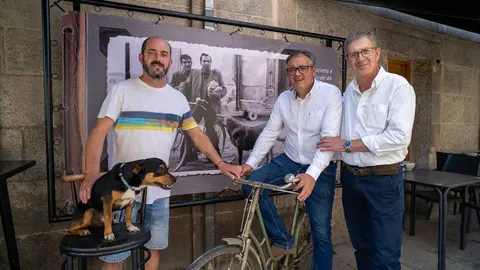 El alcalde, Amador D&iacute;az, y el concejal Carlos G&oacute;mez, junto a To&ntilde;o do Monforte y su perro, hijo este &uacute;ltimo de uno de los protagonistas de la imagen hist&oacute;rica.
