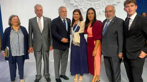 Camila Fern&aacute;ndez, una de las galardonadas, al lado de la parlamentaria auton&oacute;mica Cristina Campero.