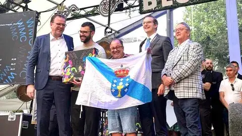 Jos&eacute; Luis Tielas, director de la Agrupaci&oacute;n, con la bandera gallega en el momento de recoger la medalla de oro.