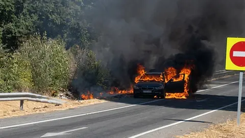 Un coche queda calcinado tras incendiarse en la A-52 a la altura de Trasmiras.