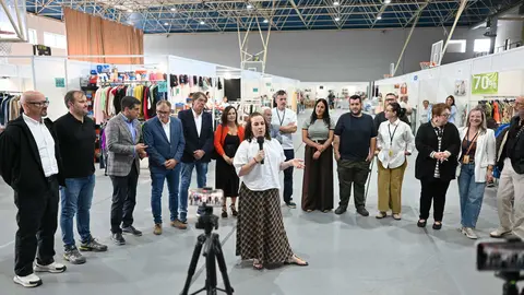 Autoridades y representantes de ProLimia durante la inauguraci&oacute;n de la VII Feira do Comercio. |&nbsp;FOTO: Noelia Caseiro.