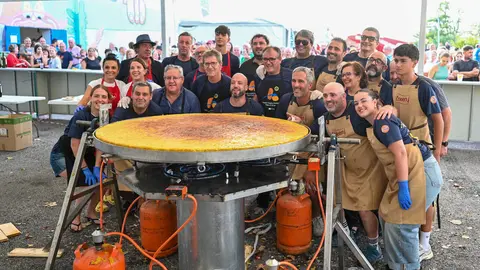La tortilla gigante fue elaborada durante la jornada del s&aacute;bado en Alimagro 2026. | FOTO: Noelia Caseiro.