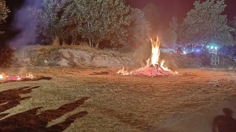 El Concello de Trasmiras juega con fuego al organizar una hoguera en pleno monte con riesgo extremo de incendios