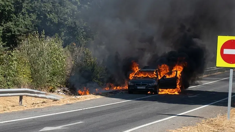 Arde un vehículo en la A-52 a su paso por Trasmiras sin causar heridos | NOTICIAS XINZO