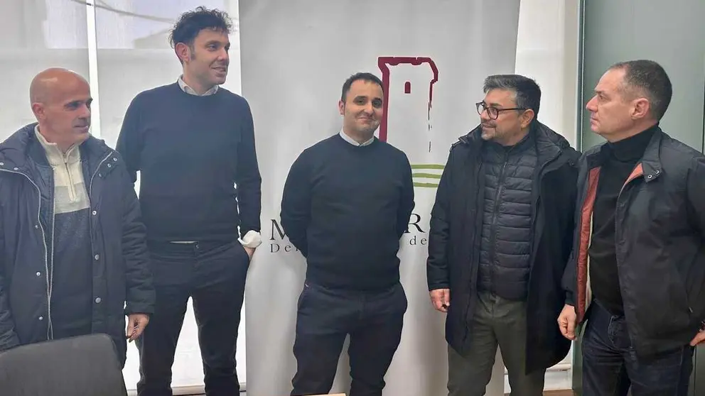 Os deputados auton&oacute;micos Juan Casares e V&iacute;ctor Baladr&oacute;n durante o seu encontro institucional na sede da Denominaci&oacute;n de Orixe Monterrei en Ver&iacute;n.