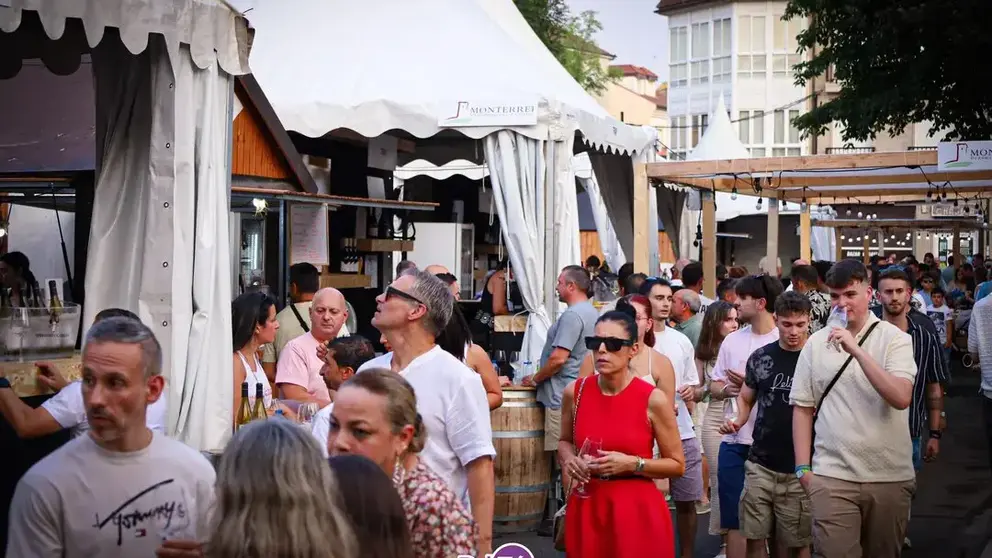 Una multitud de asistentes abarrota la Feira do Vi&ntilde;o de Monterrei durante la pasada edici&oacute;n. | Foto: Anabel G. Sim&oacute;n.