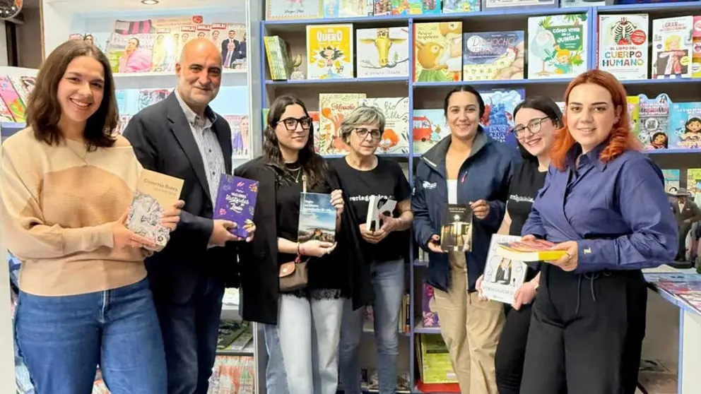Visita de Cristina Campero e Jos&eacute; Luis Ferro &aacute; librar&iacute;a Galaica de Xinzo de Limia.