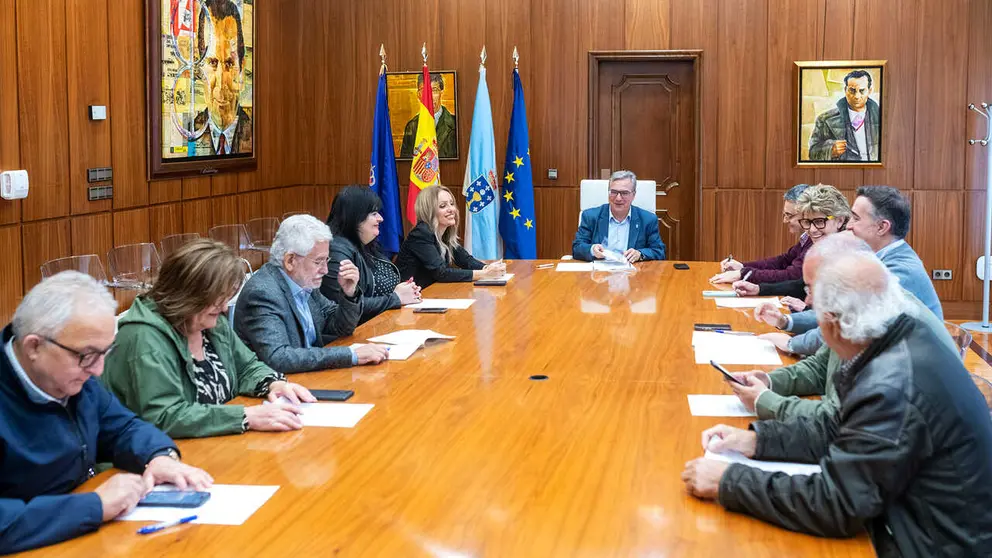 O presidente provincial, Luis Menor, encabezando a reuni&oacute;n na que se mobilizaron os fondos para Protecci&oacute;n Civil.