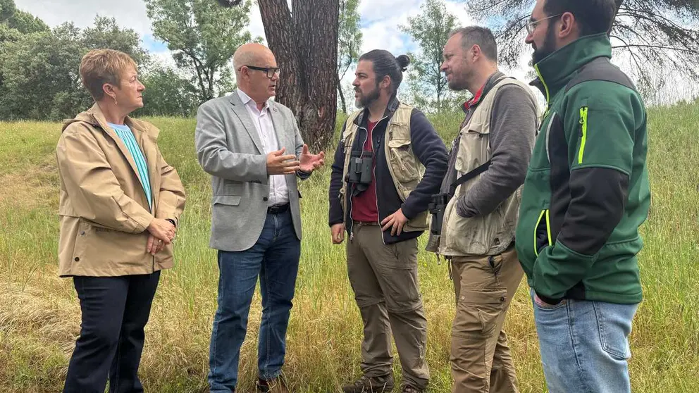 El subdelegado Eladio Santos y el investigador Adri&aacute;n Regos analizan el despliegue de los dispositivos de bioac&uacute;stica en el monte.