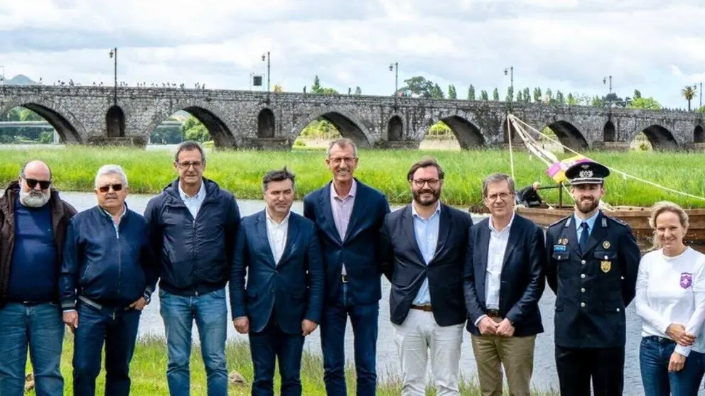 O XIV Abrazo ao R&iacute;o Limia reuniu a instituci&oacute;ns e centros educativos nunha xornada de convivencia transfronteiriza.