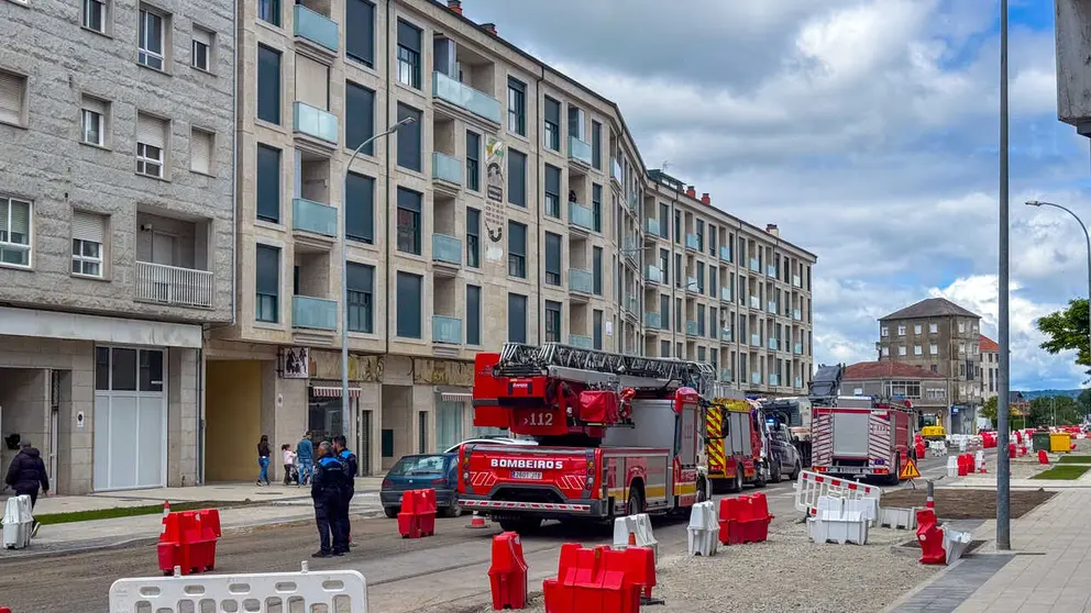 Camiones de los Bomberos de Xinzo y coches patrulla desplegados frente al edificio de la Avenida de Ourense. | Foto: Xos&eacute; Lois Colmenero.