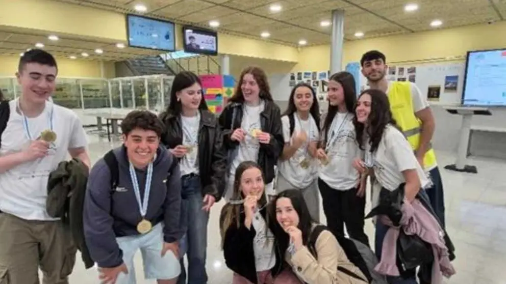 Los integrantes de la delegaci&oacute;n del instituto de Xinzo de Limia muestran sus medallas tras el pleno de victorias en el campus universitario