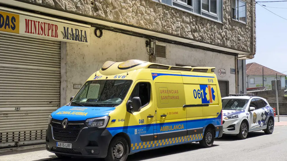 Los servicios de emergencia acudieron a una c&eacute;ntrica vivienda de la localidad tras el aviso de un familiar. | FOTO: Xos&eacute; Lois Colmenero.