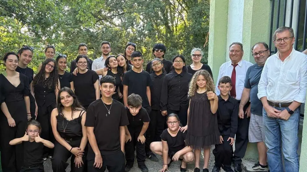 Los j&oacute;venes m&uacute;sicos de la Agrupaci&oacute;n Musical da Limia posan tras uno de los miniconcertos de la Gira Comarcal, que recorri&oacute; nueve parroquias.