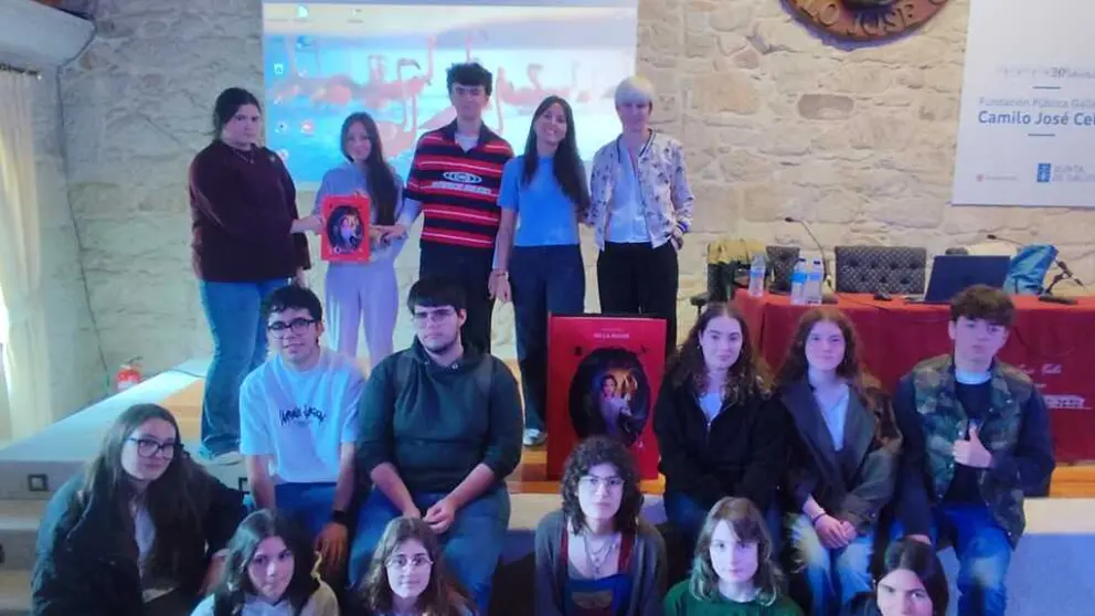 Alumnos del IES Lagoa de Antela con Paula Mayor.