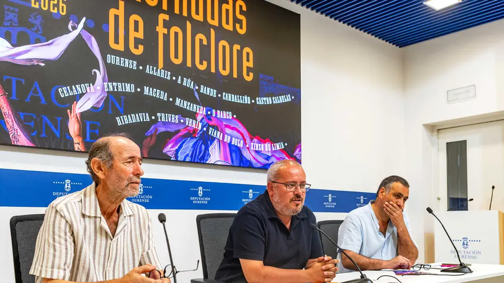 PRESENTACI&Oacute;N XORNADAS DE FOLCLORE 2026
O vicepresidente segundo da Deputaci&oacute;n e deputado de Cultura, C&eacute;sar Fern&aacute;ndez GIl, participa na rolda de prensa de presentaci&oacute;n das Xornadas de Folclore 2026 e acompa&ntilde;ado dos organizadores Xulio Fern&aacute;ndez Senra e Xavier &Aacute;lvarez Campos. Na sala de prensa do Pazo Provincial.