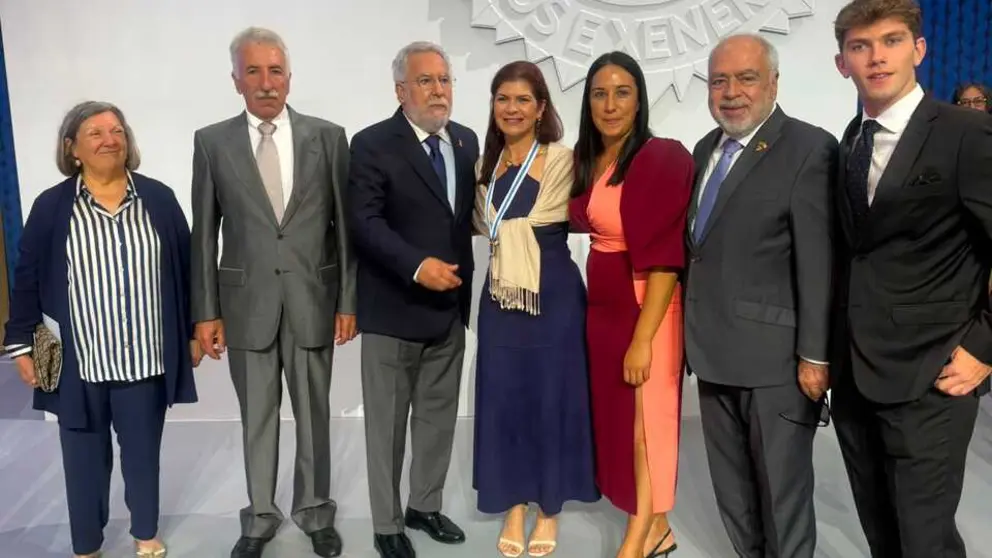 Camila Fern&aacute;ndez, una de las galardonadas, al lado de la parlamentaria auton&oacute;mica Cristina Campero.