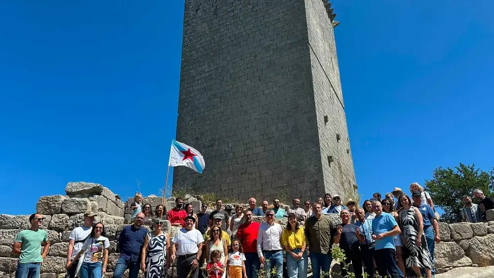 M&aacute;is de medio cento de persoas participaron na Torre de Pena no acto organizado polo BNG de Xinzo con motivo do D&iacute;a da Patria Galega.