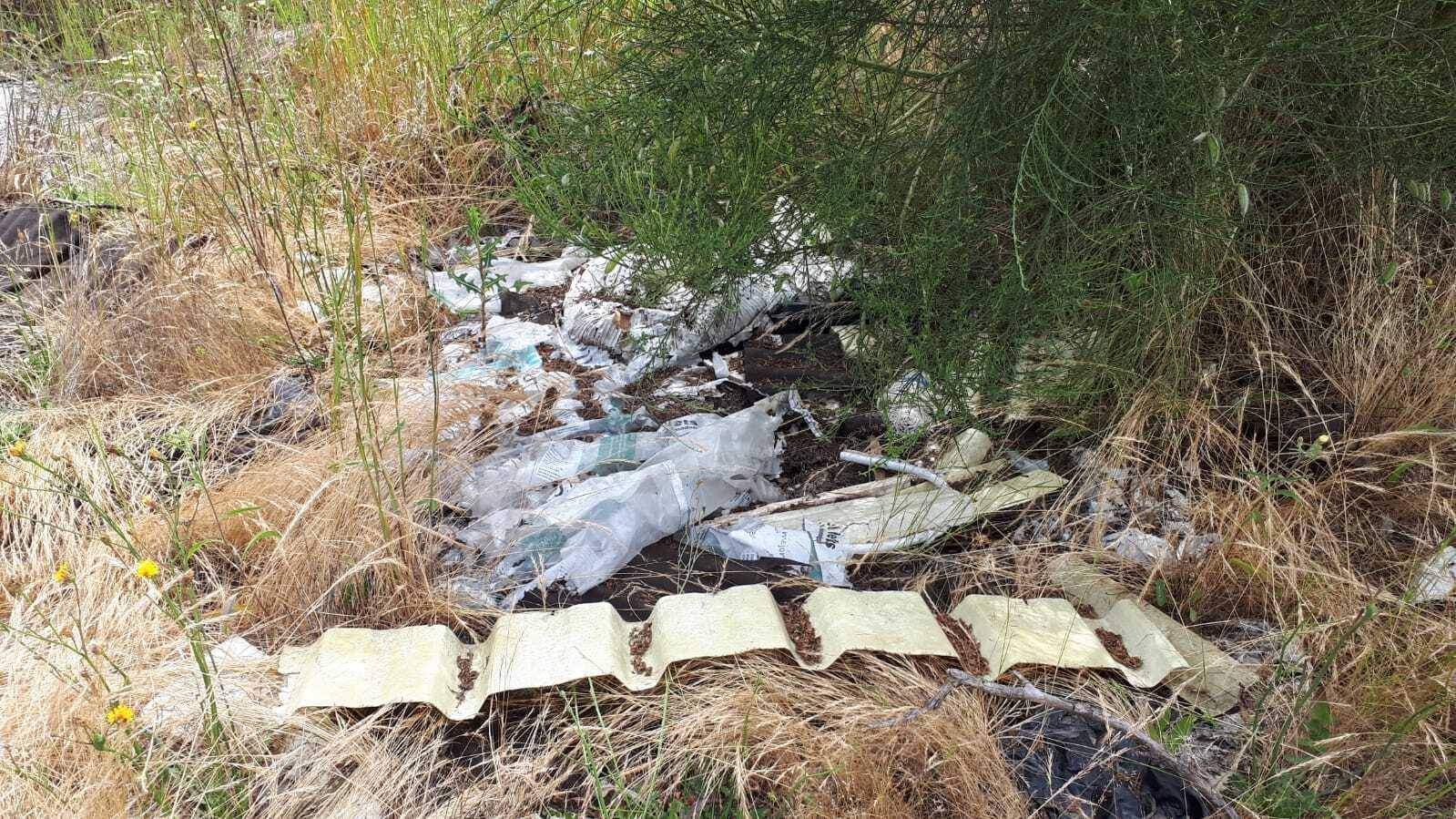 Restos de residuos contaminantes en Pedra Alta (Sarreaus).