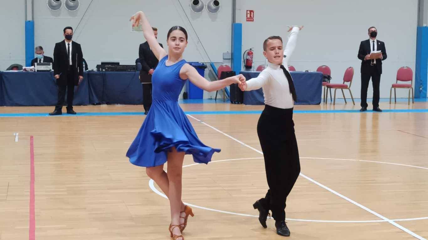 Nico Gómez Rivero e a súa compañeira de baile, Sheila Videira, na Competición de Baile de Guadalajara. | FOTO: Cedida.