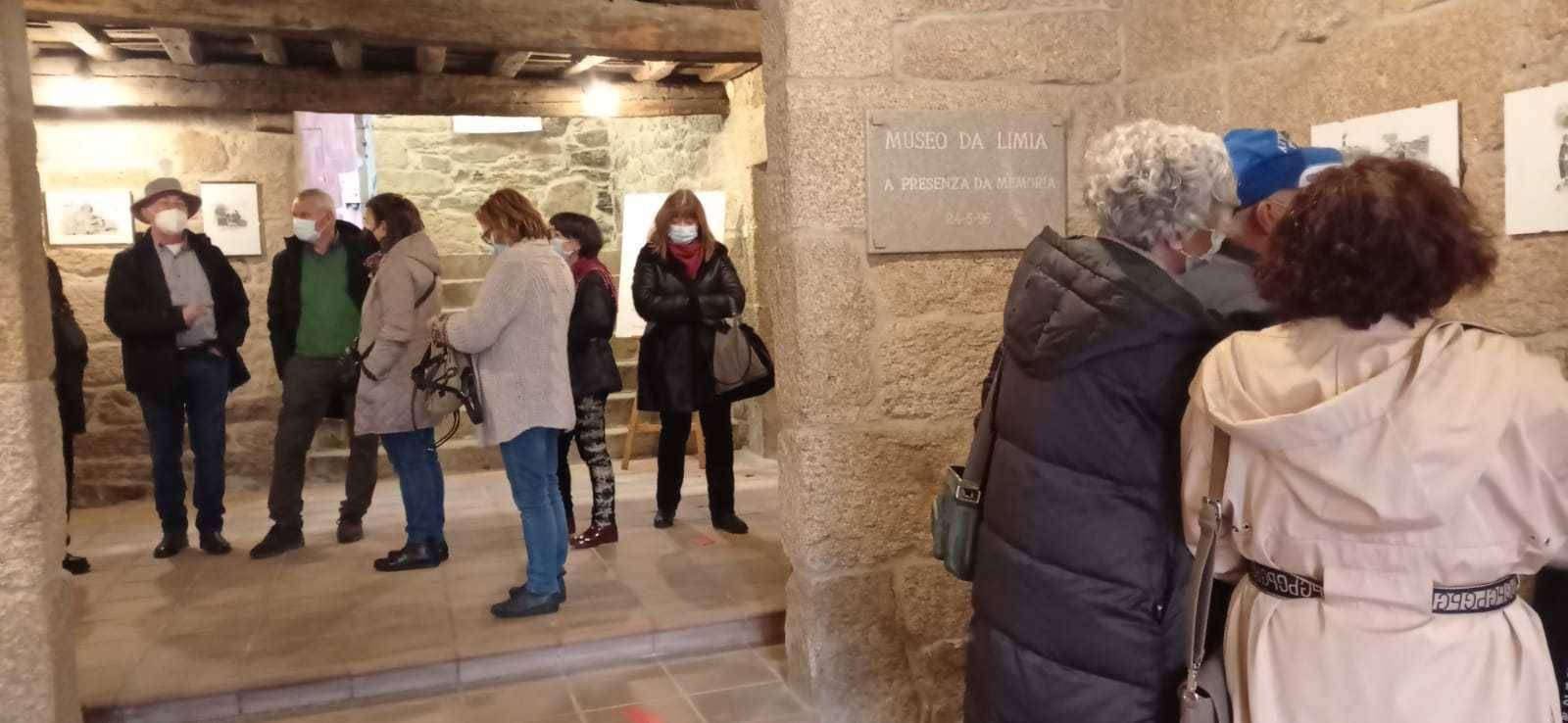 Asistentes á inauguración da exposición de Manuel Traveso no Museo da Limia.