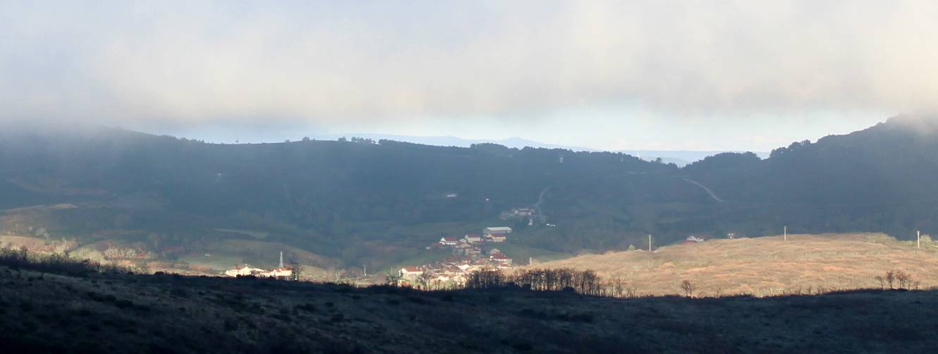 Sendim desde o Larouco portugués. Ao fondo, Penagache, na serra do Laboreiro