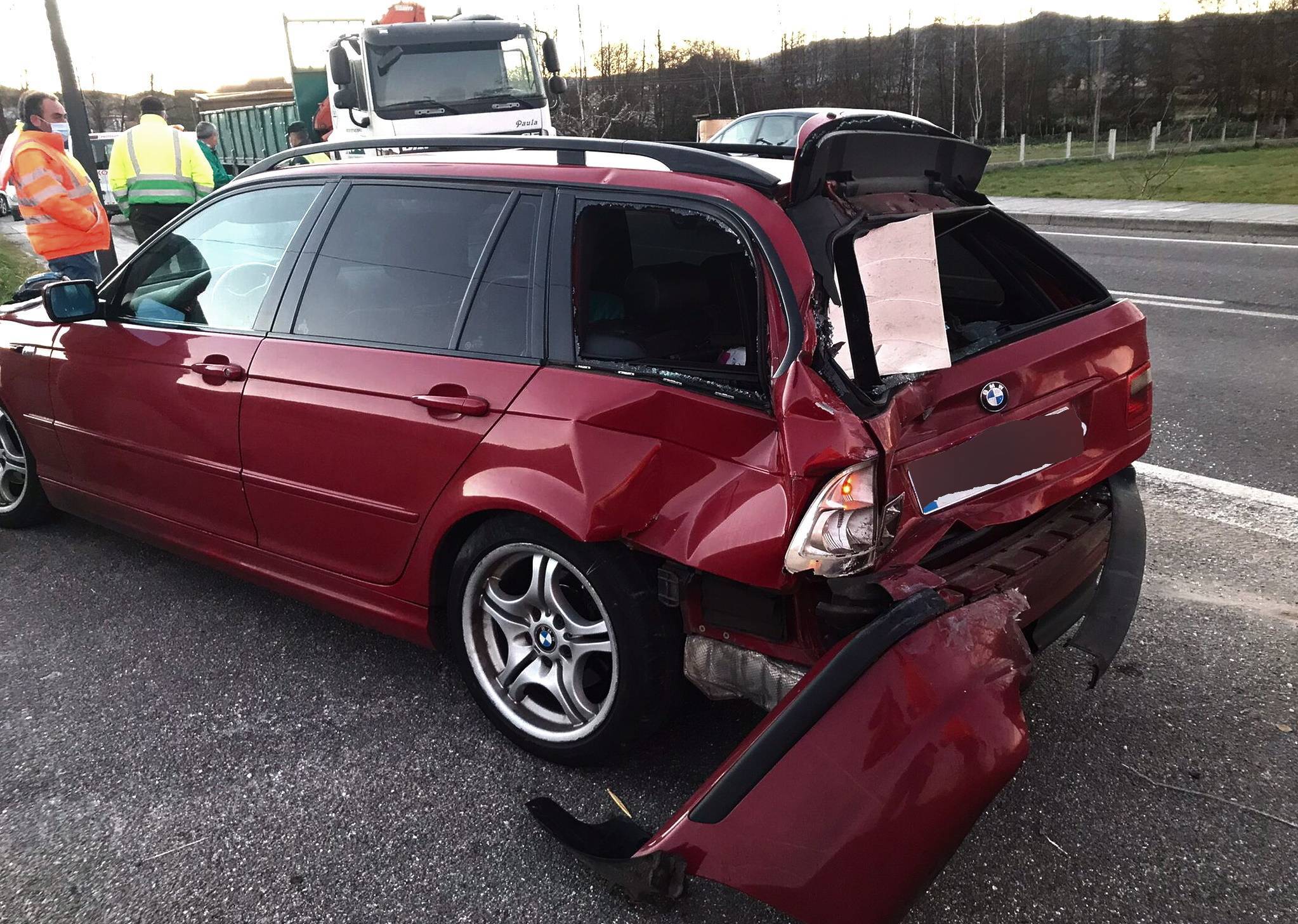 Accidente como consecuencia dunha colisión por alcance este venres en Porqueira. Detalle do turismo.