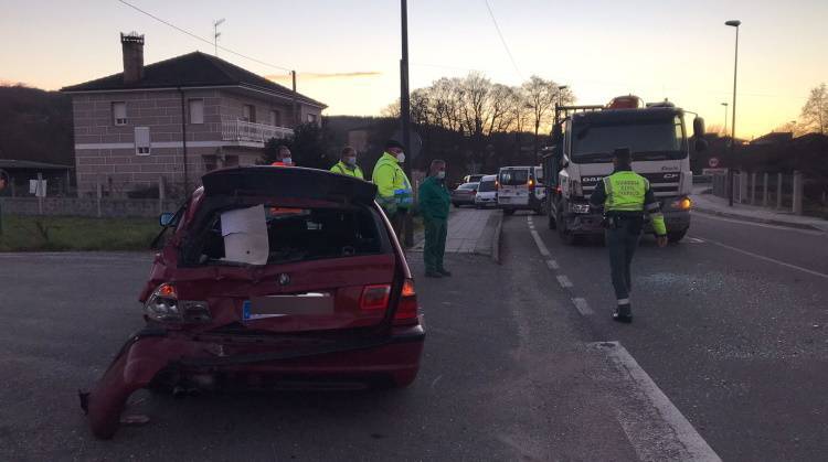 Accidente como consecuencia dunha colisión por alcance este venres en Porqueira. Detalle do turismo2A