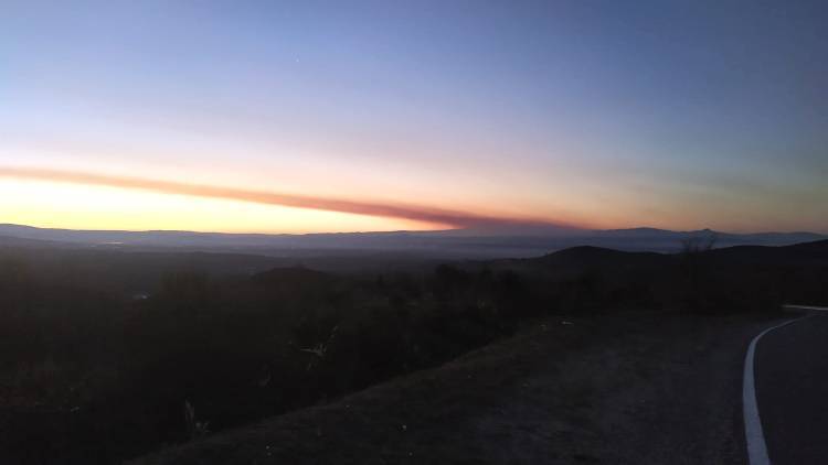 Nume de fume dos incendios no Larouco e no Xurés, esta mañá sobre a Limia