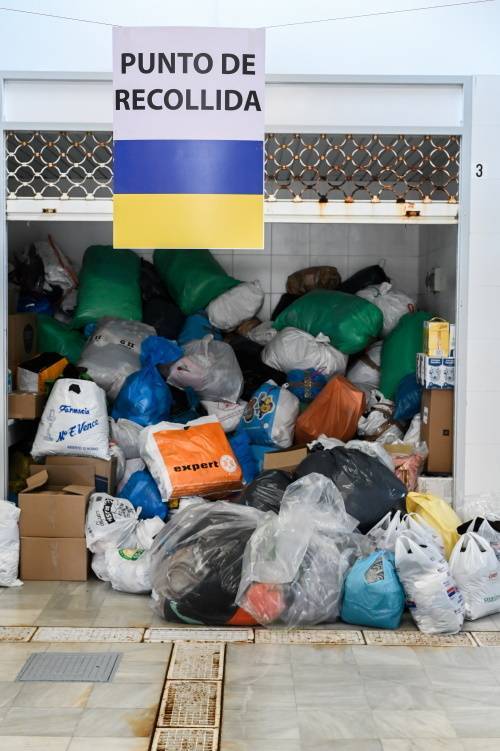 Material de axuda, no punto de recollida da praza de abastos de Xinzo (2)