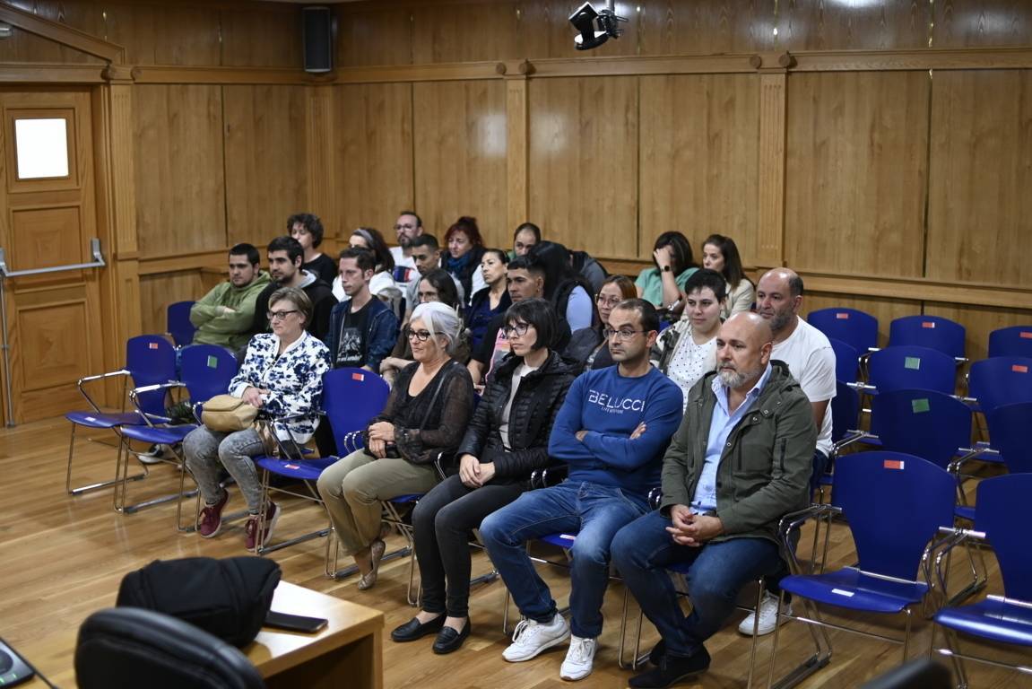 Presentación Obradoiro de Emprego. No Camiño 2022. Con Elvira Lama, Felipe Traveso e a directora Margarita Vázquez (2)