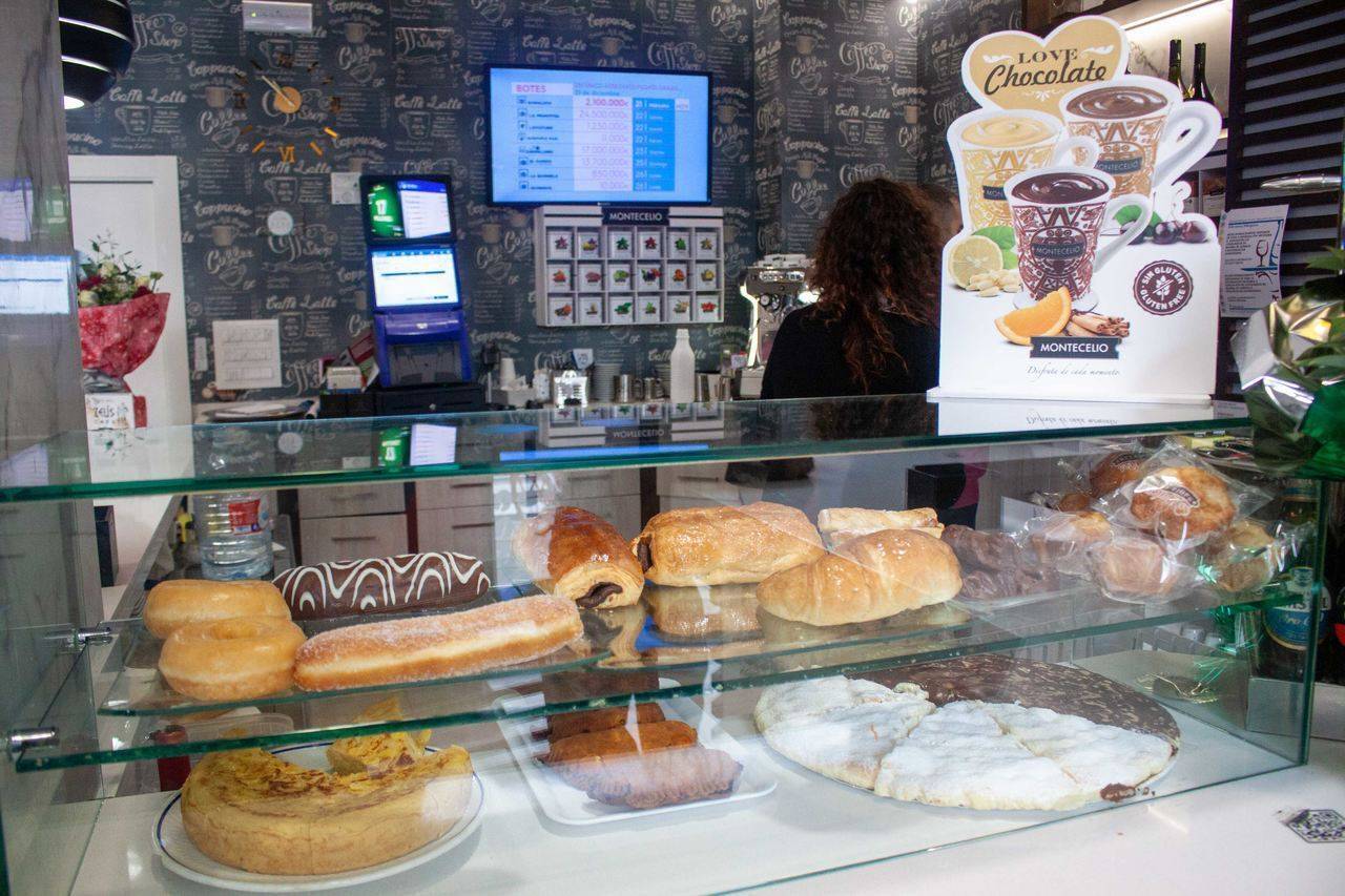 Surtido de bolaría, pinchos e de Latorta de Cafetería Zeus. | FOTO: Jainer Barros.