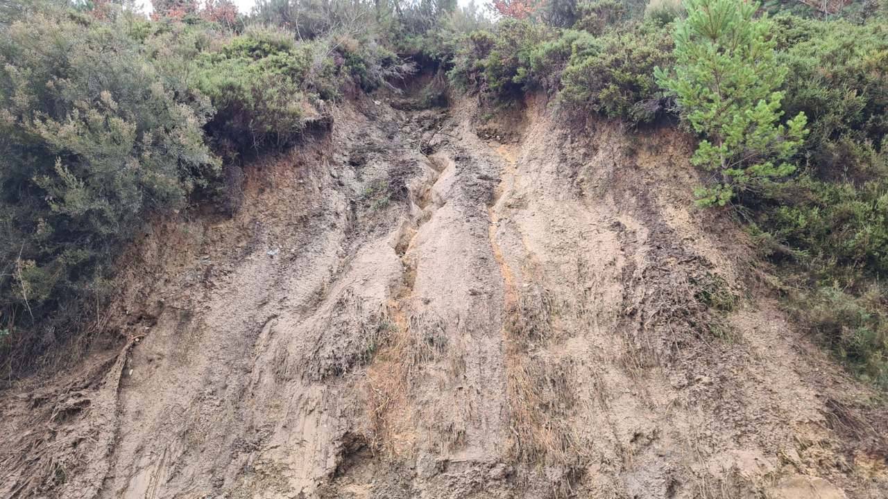 Así quedou a ladeira tralo desprendemento que obstaculizou a estrada entre Riobó e Prado. | FOTO: Protección Civil Vilar de Barrio.