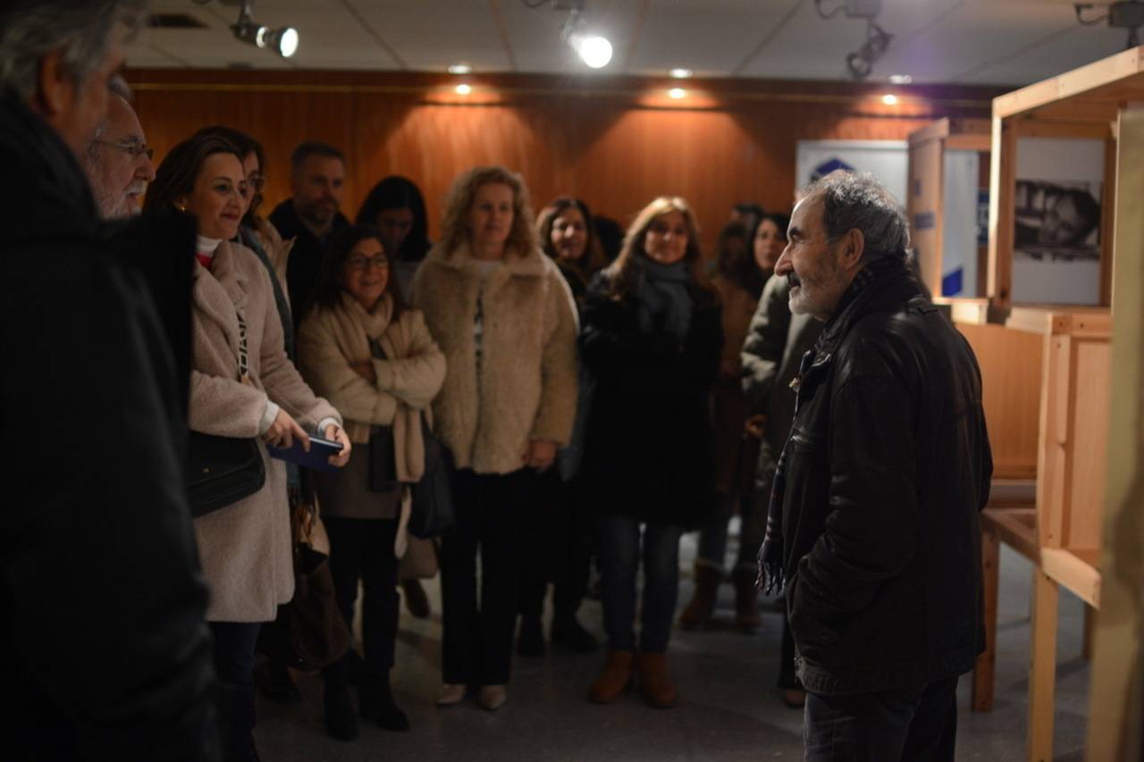 Xavier Casares acompañou aos deputados no percorrido pola exposición "Os mundos de Carlos Casares". | FOTO: Noelia Caseiro.