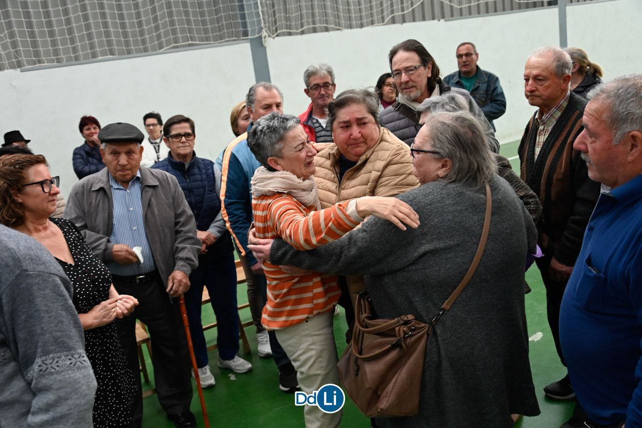 Os veciños de Trasmiras quixeron acompañar á súa enfermeira neste último día. | FOTO: Noelia Caseiro.