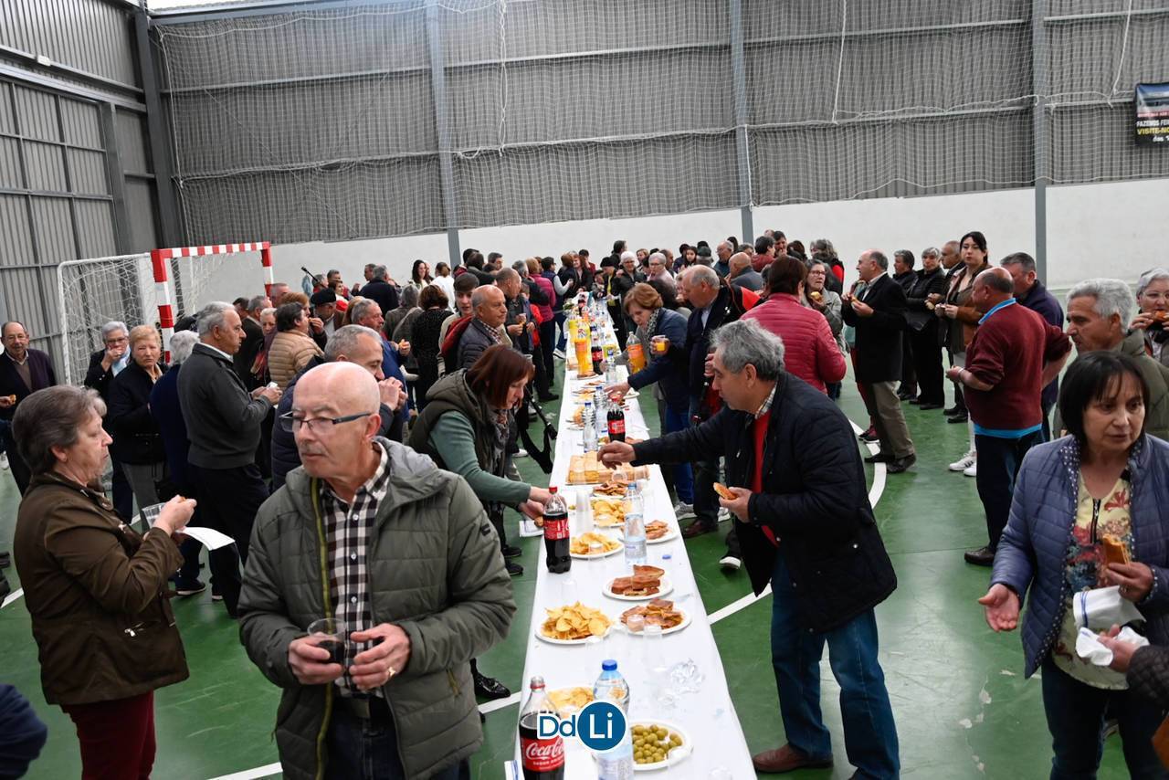 Moitos veciños de Trasmiras non se quixeron perder a despedida da súa enfermeira. | FOTO: Noelia Caseiro.