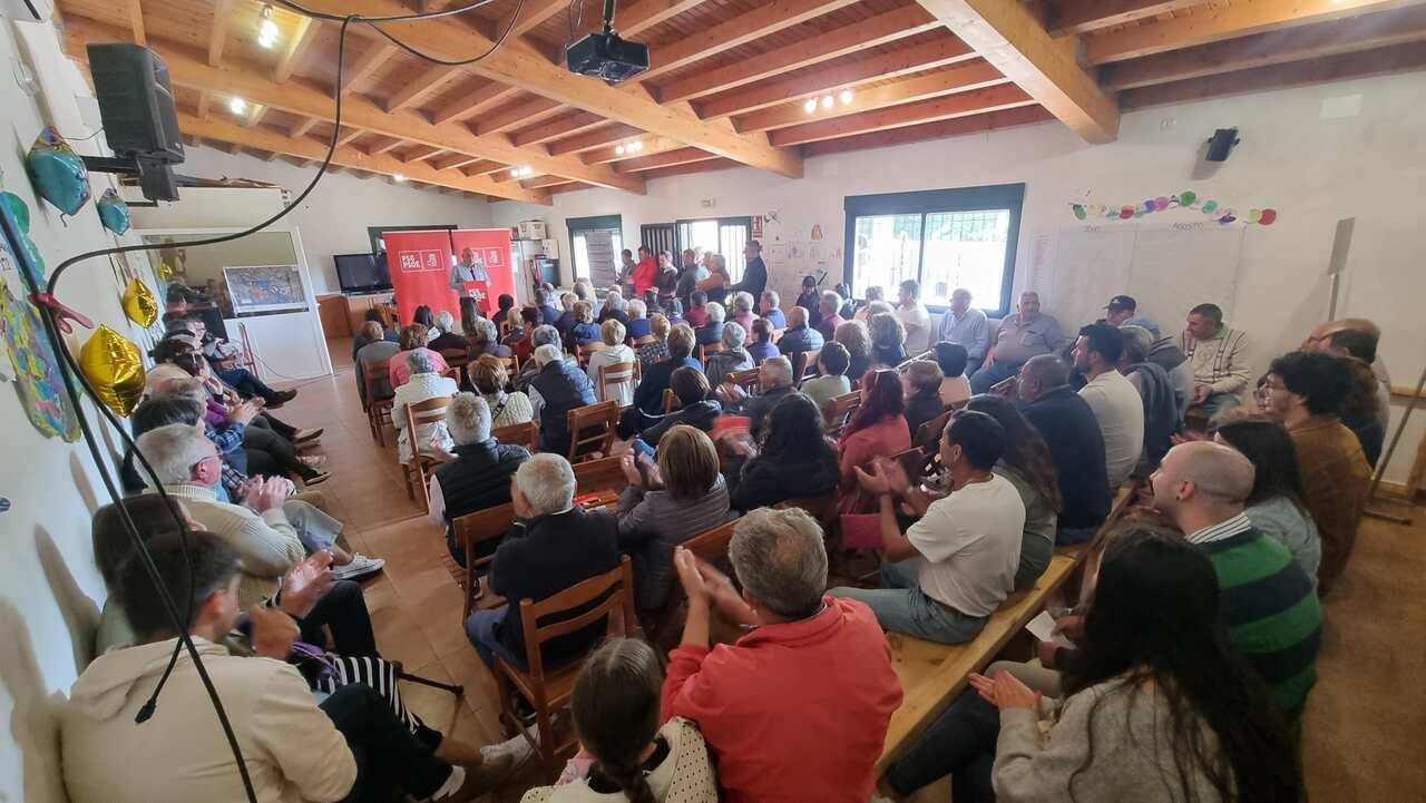 El centro social de Arnuide se llenó para el mitin de los socialistas de Vilar de Barrio.