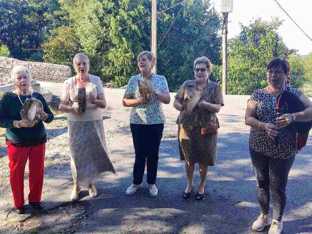 As Rebulideiras de Sarreaus puxeron o toque musical da xornada. | FOTO: Escola Rural de Saúde da Limia.