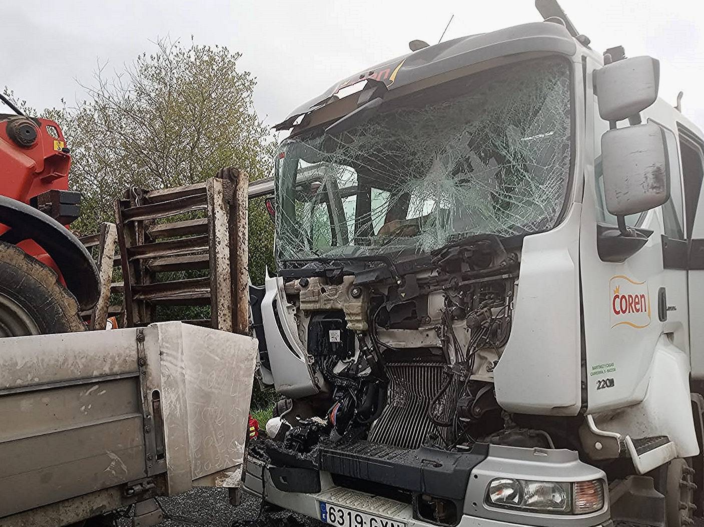 Los dos ocupantes del camión que alcanzó al primero fueron trasladados al CHUO.