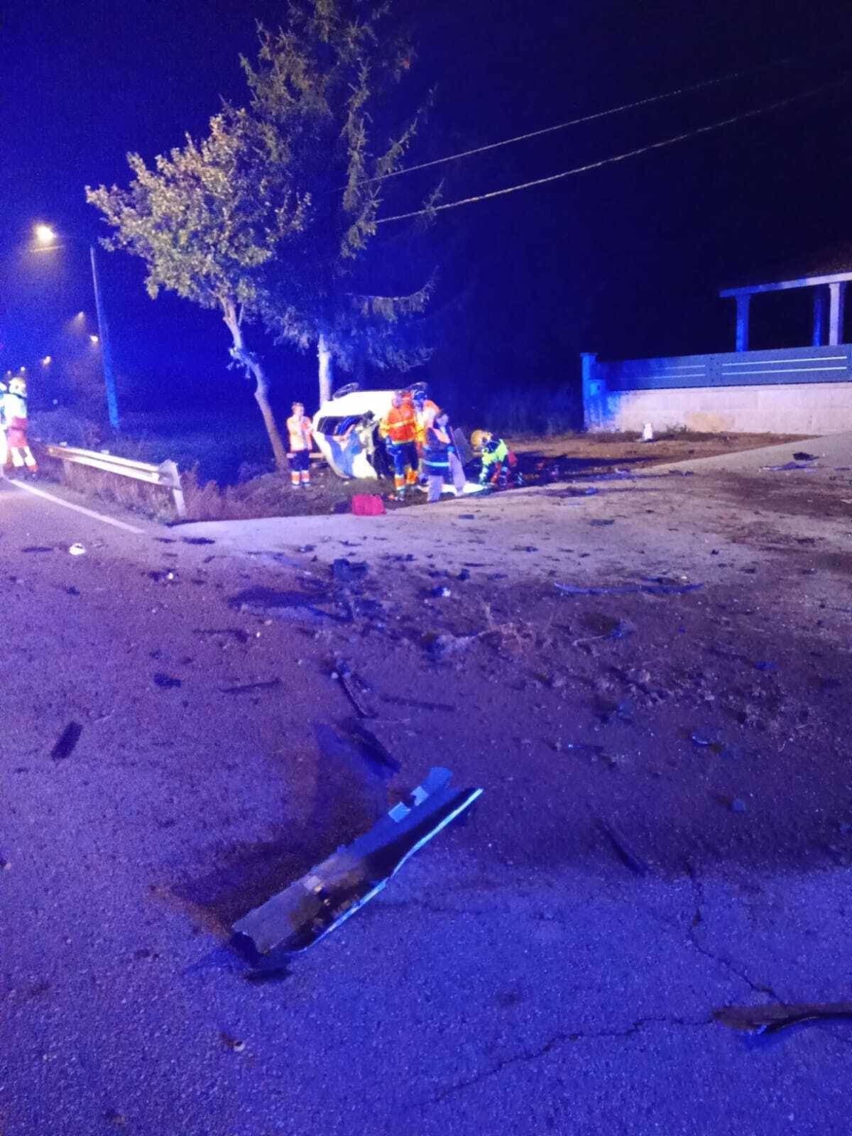 Los efectivos de emergencias, prestando ayuda a los dos ocupantes del vehículo.
