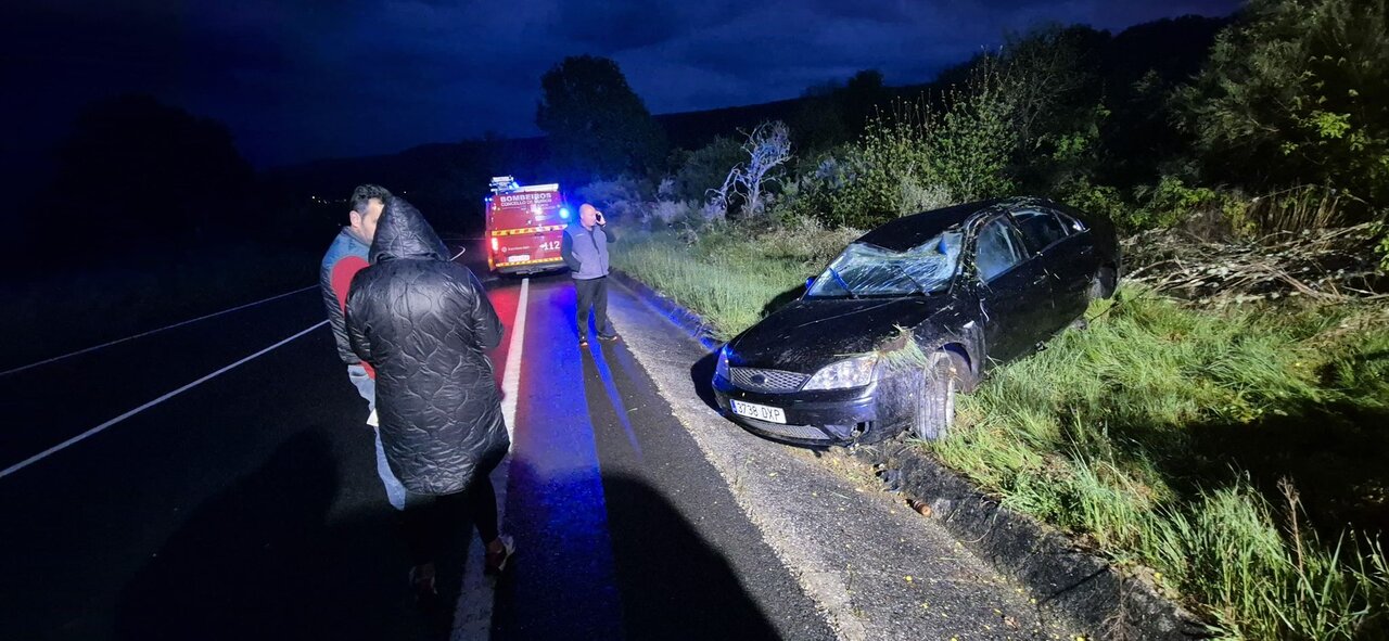 El vehículo accidentado fue retirado de la vía ya bien entrada la noche.