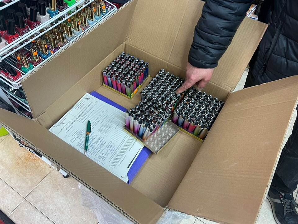 Material incautado por la Guardia Civil en uno de los bazares ouresenanos.