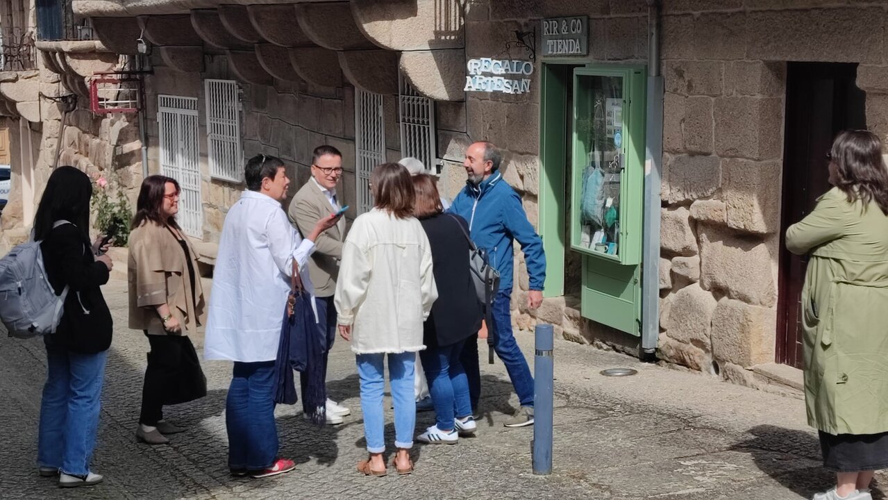 José González, Gabriel Alén e Elena Fabeiro, visita Allariz, artesanía de Galicia
