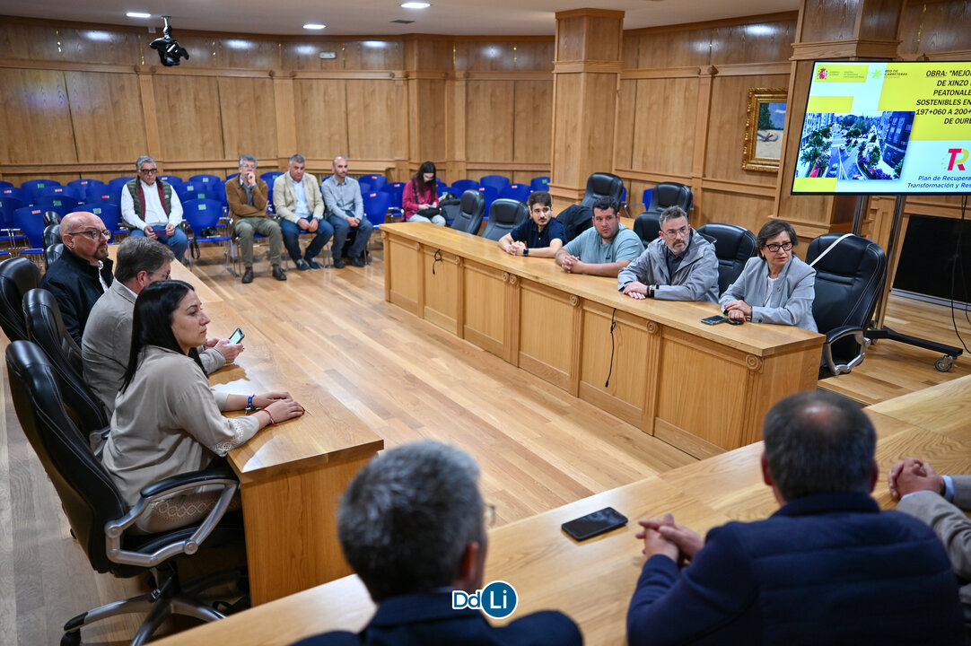 Toda la corporacion municipal acudió a la reunión del comienzo de la obra de las dos avenidas. | FOTO: Noelia Caseiro.