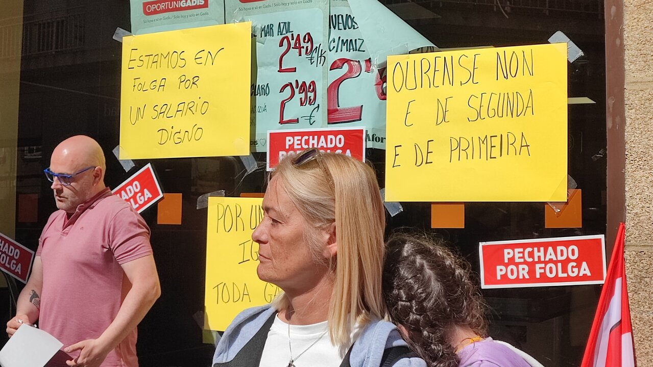 Trabajadores apoyados por sus familias a las puertas de Gadis en Verín.